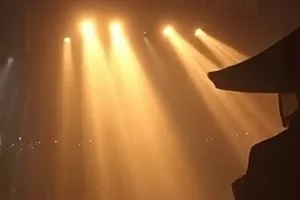 神马影院在线观看首页主推剧集《风起临江》横版海报，江面雾气与船影